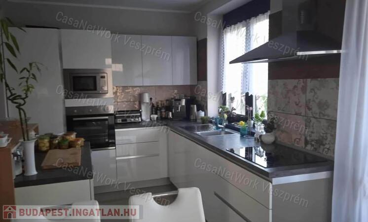 Modern, újszerű családi ház Márkó új részén – dupla garázzsal, hőszivattyús padlófűtéssel és tágas kerttel                                 