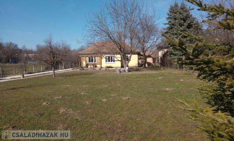 Eladó balatonkenesei ház 1920 m2 telekkel. Két ingatlan egy áráért                                 