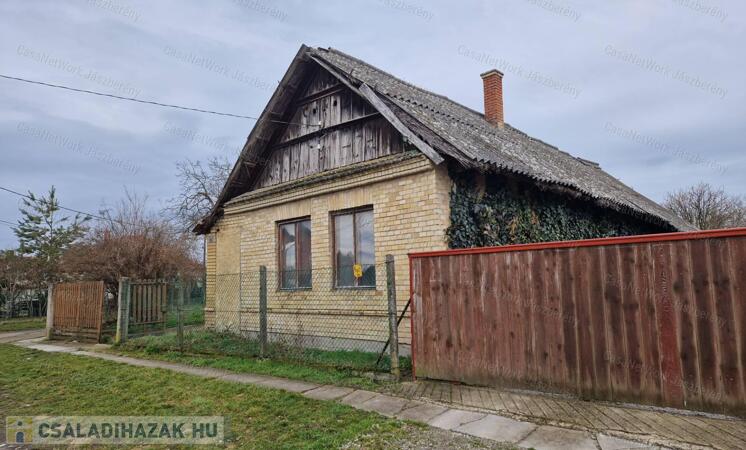 Jászdózsán erősen felújítandó 54 nm-es, 2 szobás családi ház eladó!                                 