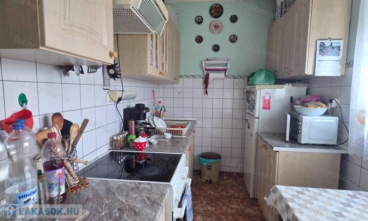 Eladó 4. emeleti világos 49nm-es 2 szobás lakás franciaerkéllyel !                                 