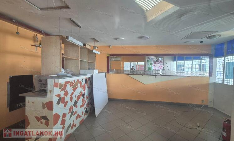 ELADÓ 43 nm-es üzlethelyiség a Konzum emeletén !