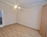 Cegléden a vasútállomás közelében, felújított, 2. emeleti téglalakás eladó!