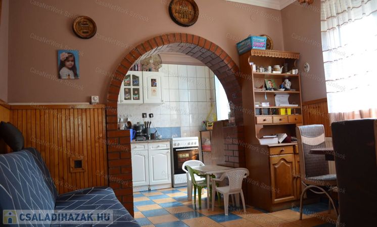 Szolnokon Partoskápolna városrészben eladó egy 105 nm-es családi ház                                 