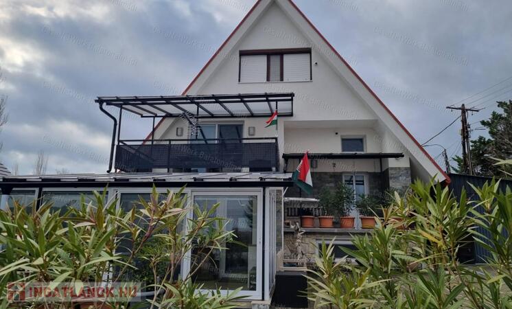 Eladó felújított családi ház balatoni panorámával Balatonalmádiban!