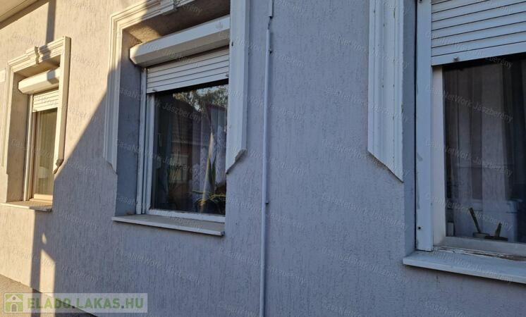 Jászberényben, 63 nm-es, 2 szobás családi ház eladó                                 