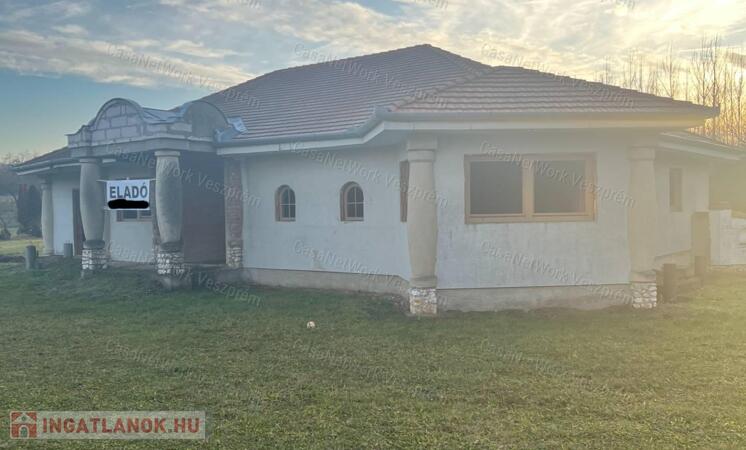 Eladó szerkezetkész ház hatalmas telekkel a Bakonyban