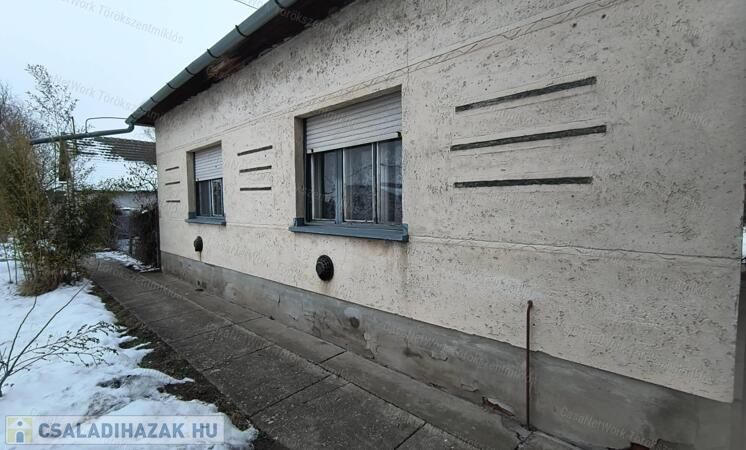 Eladó családi ház Fegyverneken!                                 
