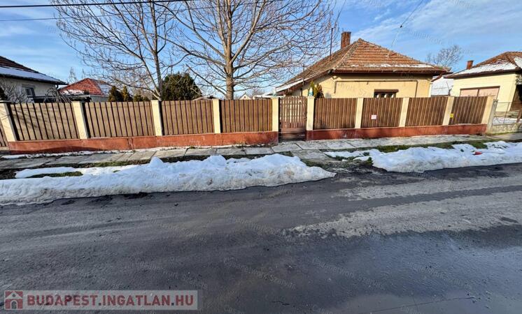 Kertvárosban, vízparttól 100 méterre Gyomaendrődön családi ház eladó                                 