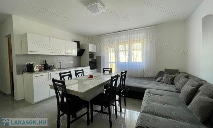 Erkélyes, első emeleti felújított lakás Oroszlányon eladó                                 