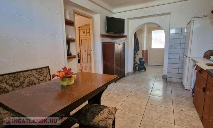 Földszintes családi ház Cegléden, jó környéken!