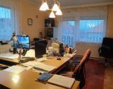 Tágas ház, kész iroda, külön üzlet és nulla rezsi. Ritka kombináció!