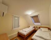 Dinnyelaposi-üdülősoron kétszintes, téglaépítésű, jó állapotú nyaraló