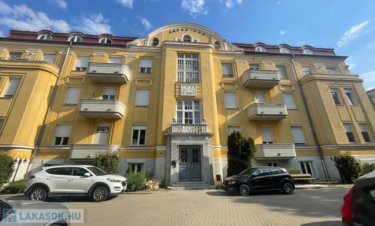 3 szobás lakás az Árpád-házban saját autóbeállóval eladó!                                 