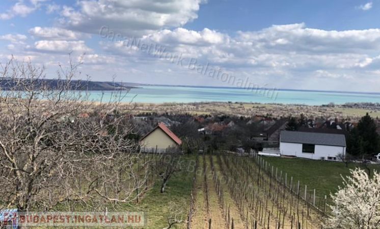 Lélegzetelállító panorámával nyaraló eladó Balatonalmádiban!                                 