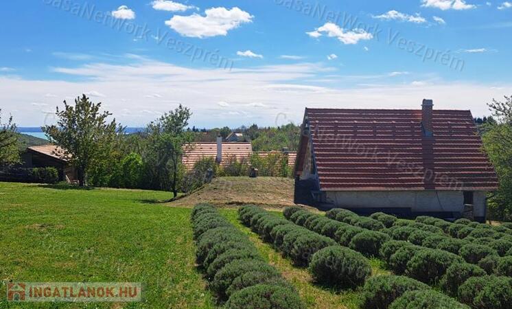 BALATON-FELVIDÉKI HÁZ BALATONI PANORÁMÁVAL, FELSŐÖRSÖN A TERMÉSZET OLDALÁN