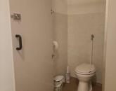 Oroszlányi irodaházban egy szobás irodahelyiség kiadó!