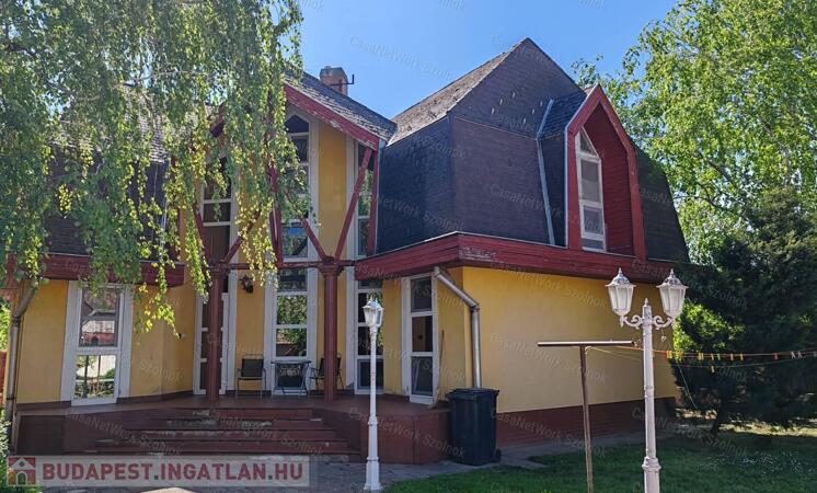 Különleges csaldi ház eladó Kengyelen!                                 