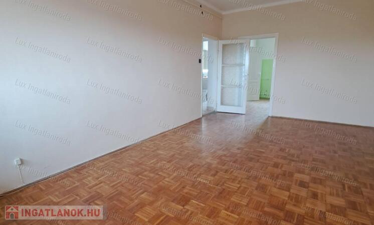 Oroszlányon kiadó 4.emeleti, 2 szobás, erkélyes, távfűtéses lakás!