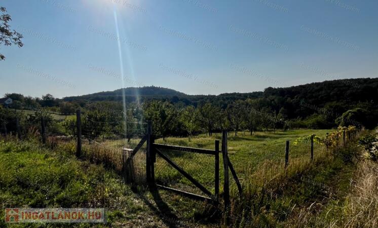 Eladó Mencshelyi zártkert!