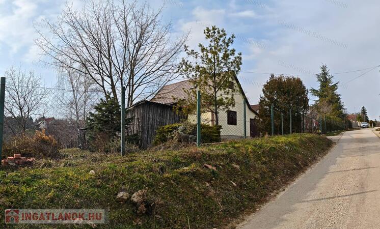 Eladó hangulatos nyaraló Felsőörsön