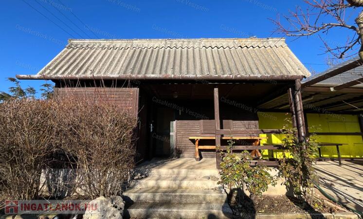 Eladó részpanorámás zártkert faházzal a sólyi szőlőhegyen!