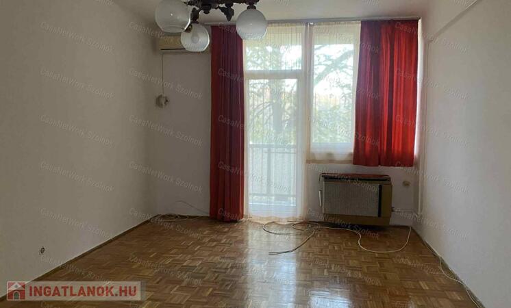 Szolnokon a Várkonyi téren 1 emeleti 2 szobás lakás eladó!
