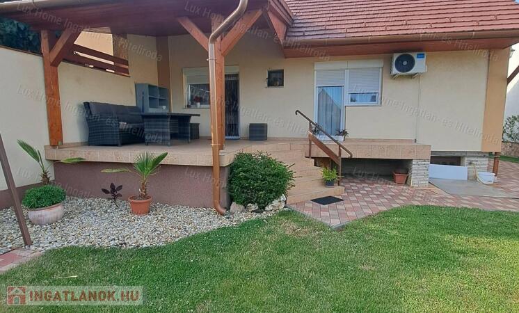 Oroszlányon, Borbálatelepen eladó 206m² tágas, napfényes családi ház!