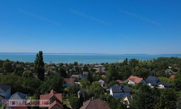 Balatonkenesén belterületi panorámás építési telek összközművel eladó