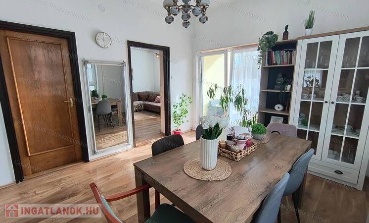 Eladó  háromszobás családi ház Törökszentmiklós központjában!