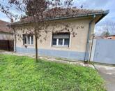 Szarvason, Holt-Köröstől mindössze 1 km-re 2 szobás családi ház eladó