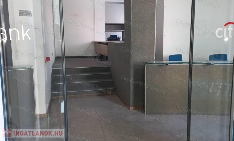 A belváros szívében 802 nm-es irodának, banknak alkalmas épület ekadó