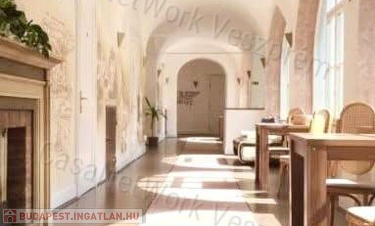 ELADÓ Pápa kultikus ékköve                                 