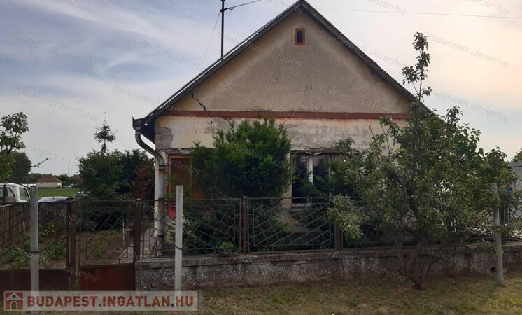 Jászágón 3061 nm-es telken eladó egy 77 nm-es, 2 szobás családi ház                                 