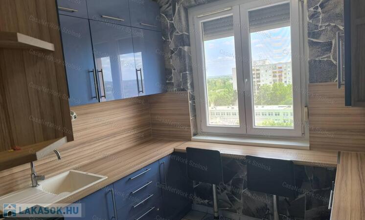 Szolnokon a Széchenyi városrészben 49 m2-es felújított lakás eladó!                                 