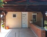 Panorámás hétvégi ház lakóövezetben