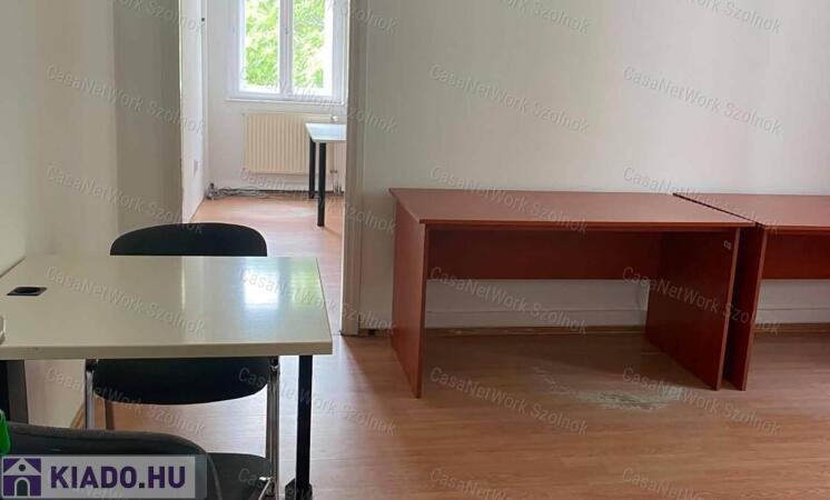 Szolnokon a József A. úton 36 m2-es  irodahelyiség kiaó                                 