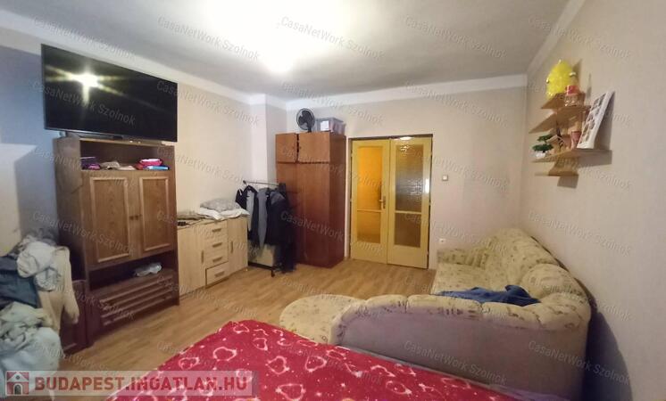 Szolnokon eladó egy 100 nm-es, 4 szobás, tégla építésű családi ház                                 