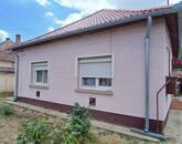 Eladó Martfűn egy 55m2-es központhoz közeli családi ház.