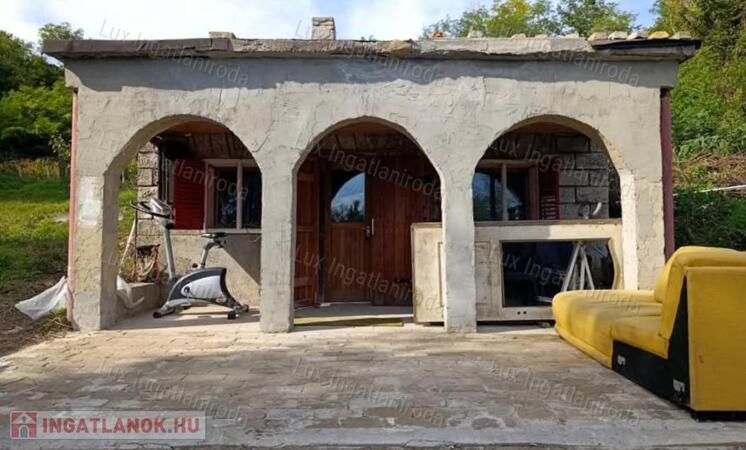 Eladó hangulatos pince Tokodon!