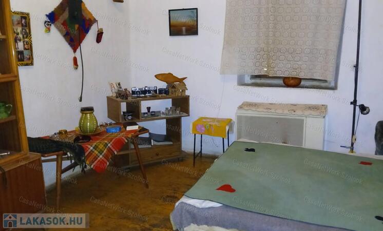 Eladó Tiszaföldváron egy 68m2-es felújítandó társasházi lakás.                                 