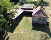 Nagyméretű épülettel, erdőszéli GAZDASÁGI ÉPÜLET KÁPTALANTÓTIBAN