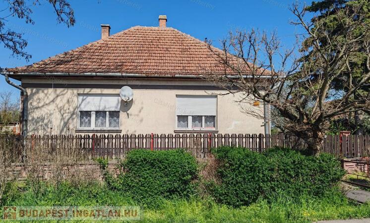 Jól frekventált, csendes környéken eladó családi ház                                 