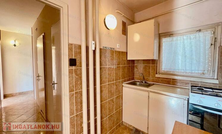 Eladó Szolnok belvárosában Ady E. úton egy 49 m2-es két szobás lakás.