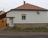 Szolnokon a belvárosban frissen felújított családi ház eladó!