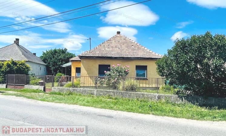 Eladó családi ház Ácson a főúton hatalmas telekkel!                                 