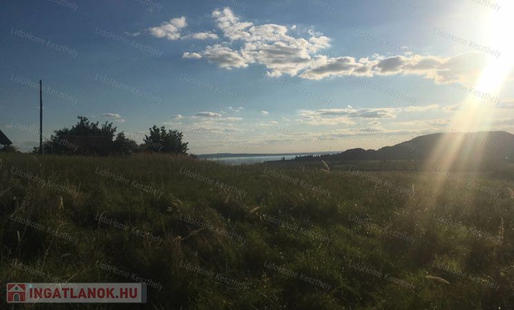 Eladó Balatonra panorámás nyaraló Badacsonytördemicen