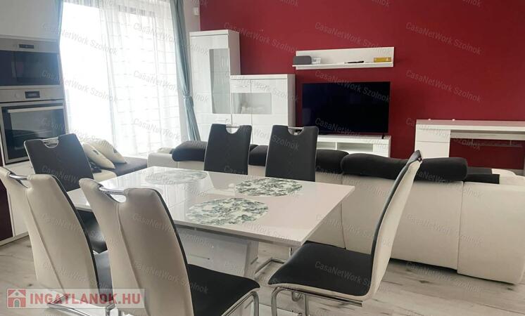 Szolnokon a Magyar utcában 2 szobás lakás kiadó