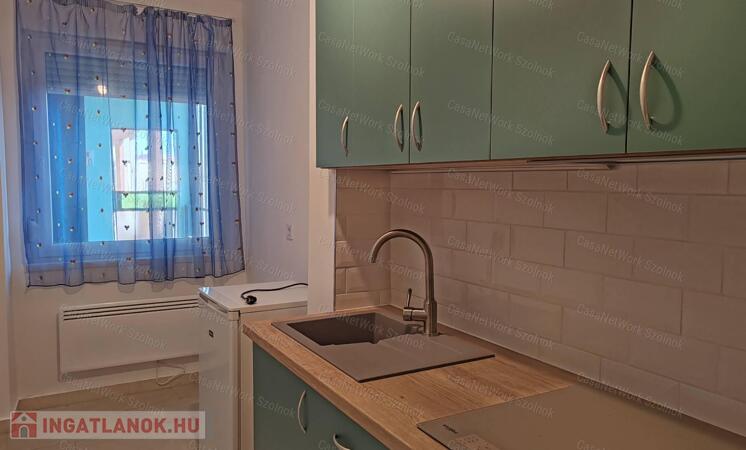 Szolnokon belvárosi, felújított kétszobás lakás kiadó!