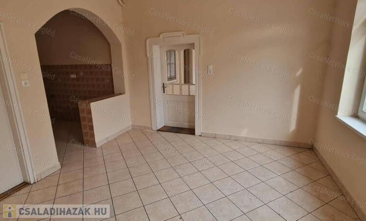 Eladó családi ház Cegléden – tágas telekkel, garázsokkal!                                 
