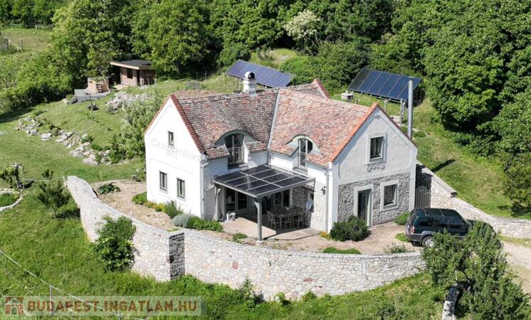 Birtok a Balaton-felvidéki Nemzeti Park tetején lélegzetelállító panorámával                                 